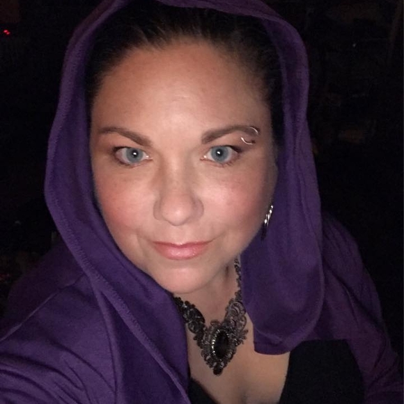 Meet your Poshers, Jez & Shannon - Picture 4 of 4